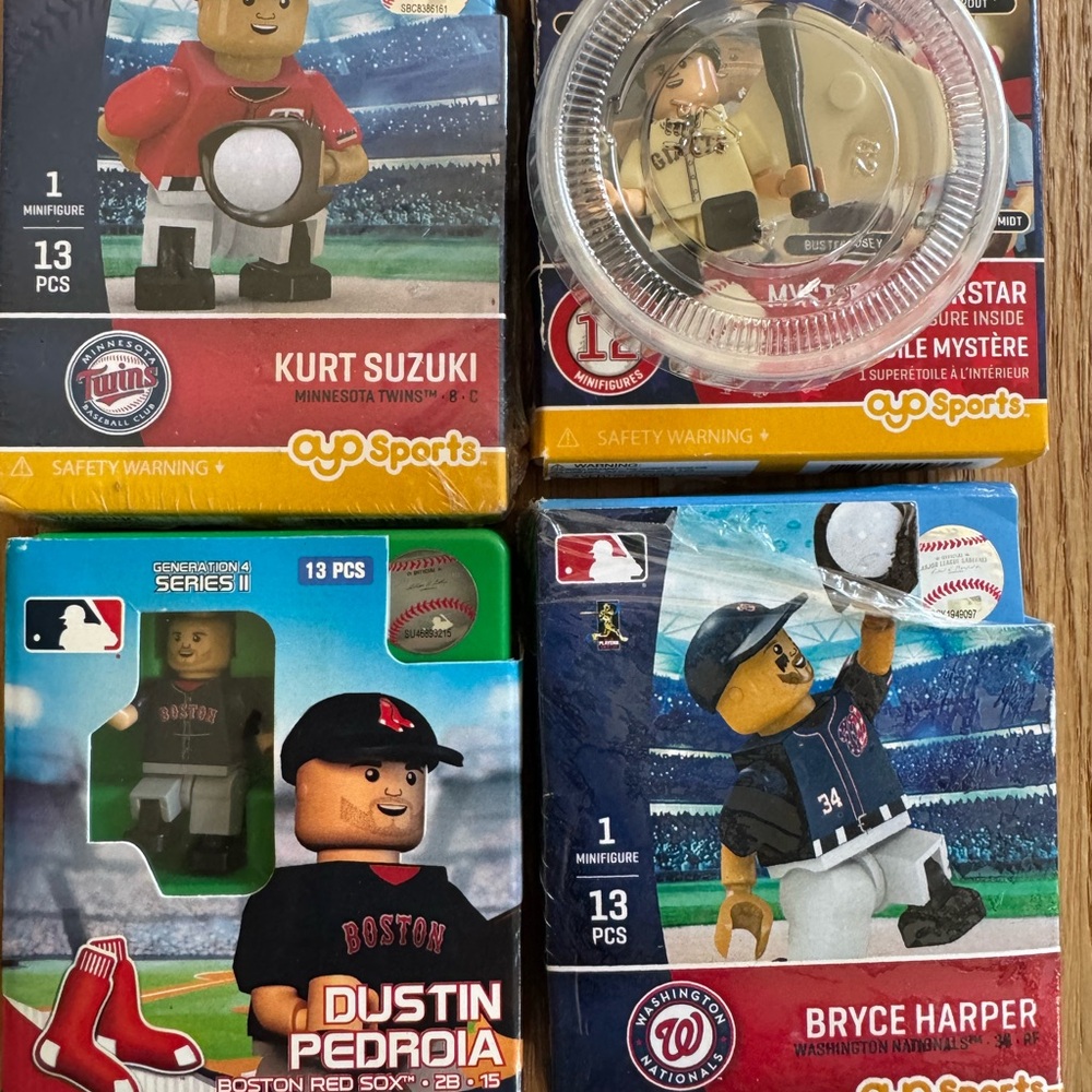 MLB Minifigure Set - 4 players Bryce Harper, Suzuki, Pedroia & Posey - Picture 2 of 3
